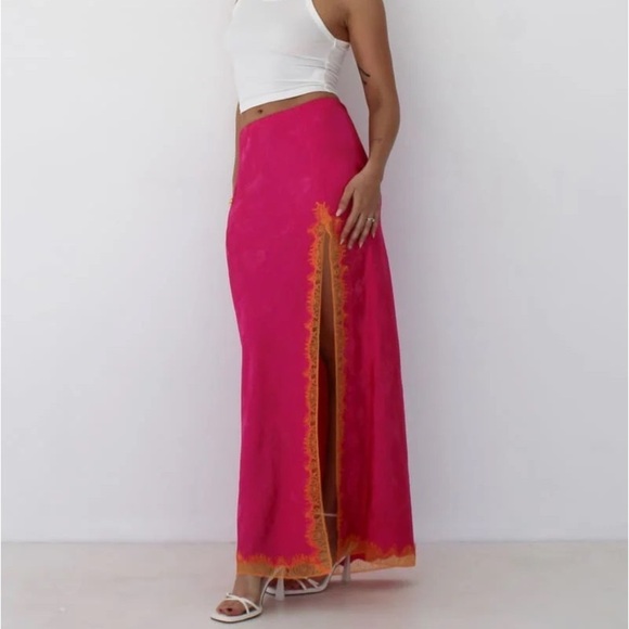 RUMORED Meadow Maxi Skirt In Fuchsia Jacquard - Picture 2 of 9